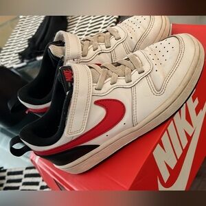 GUC- BOYS NIKES WHITE,,RED,BLACK SZ 13.5